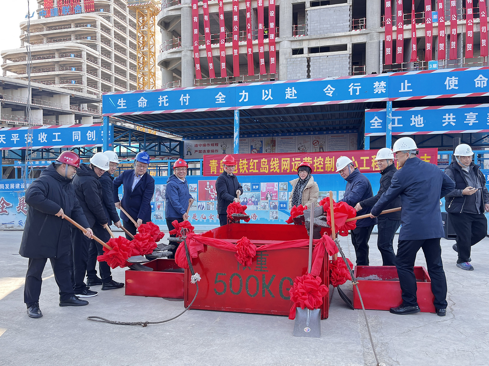 中建联合青岛地铁红岛线网运营控制中心项目喜封金顶